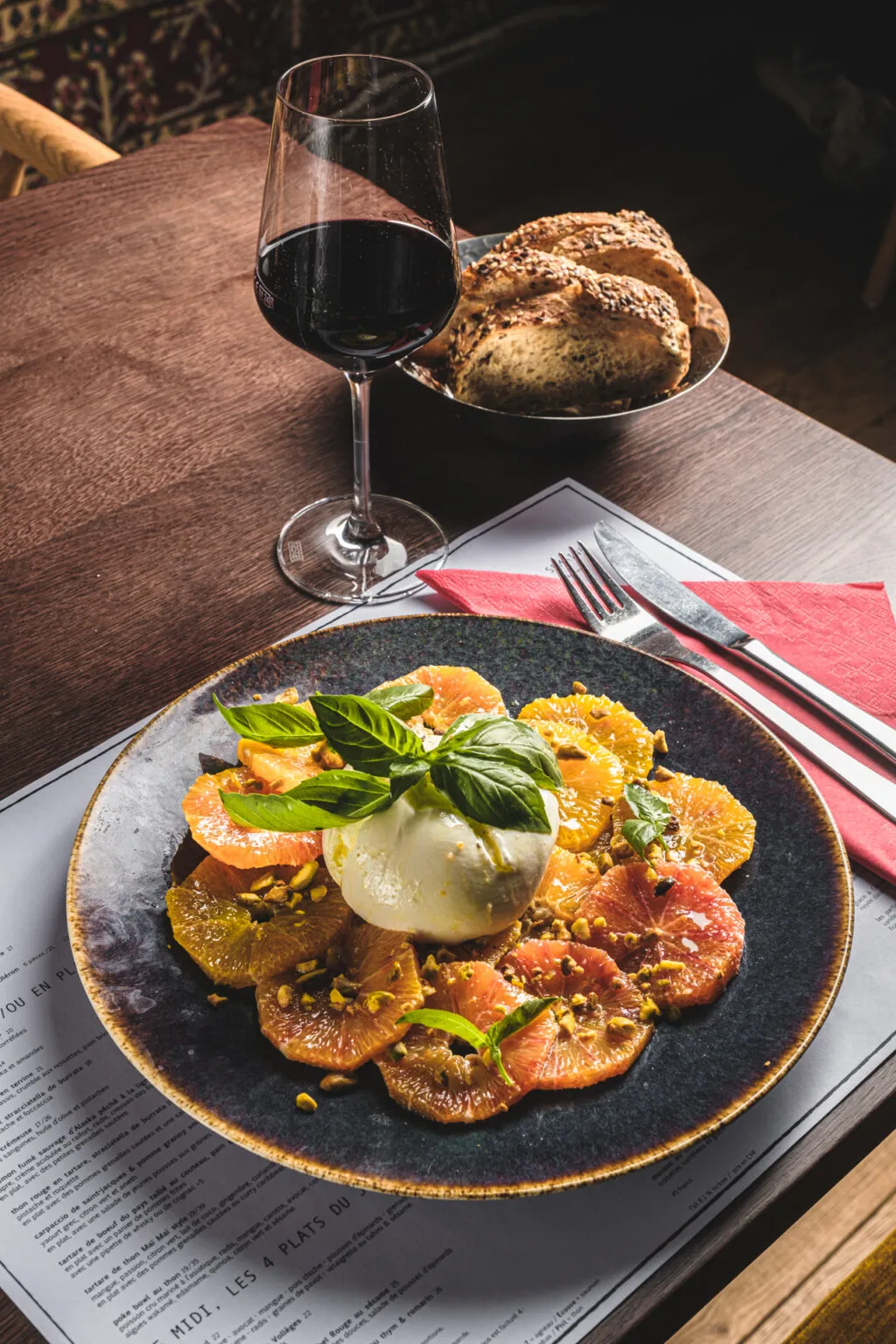 Assiette de tomates et stracciatella au basilic
