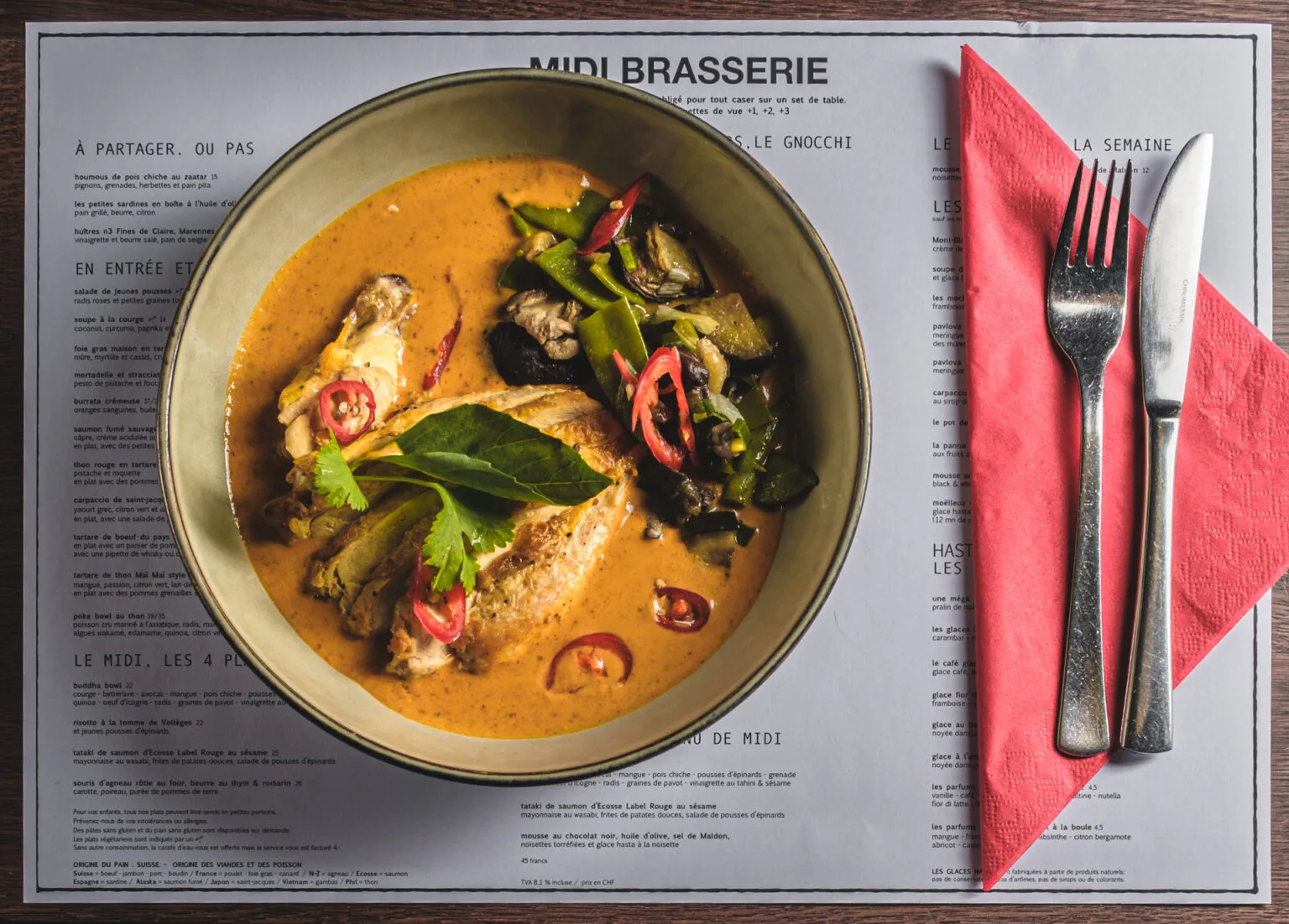Assiette servie sur le set de table « Midi Brasserie »